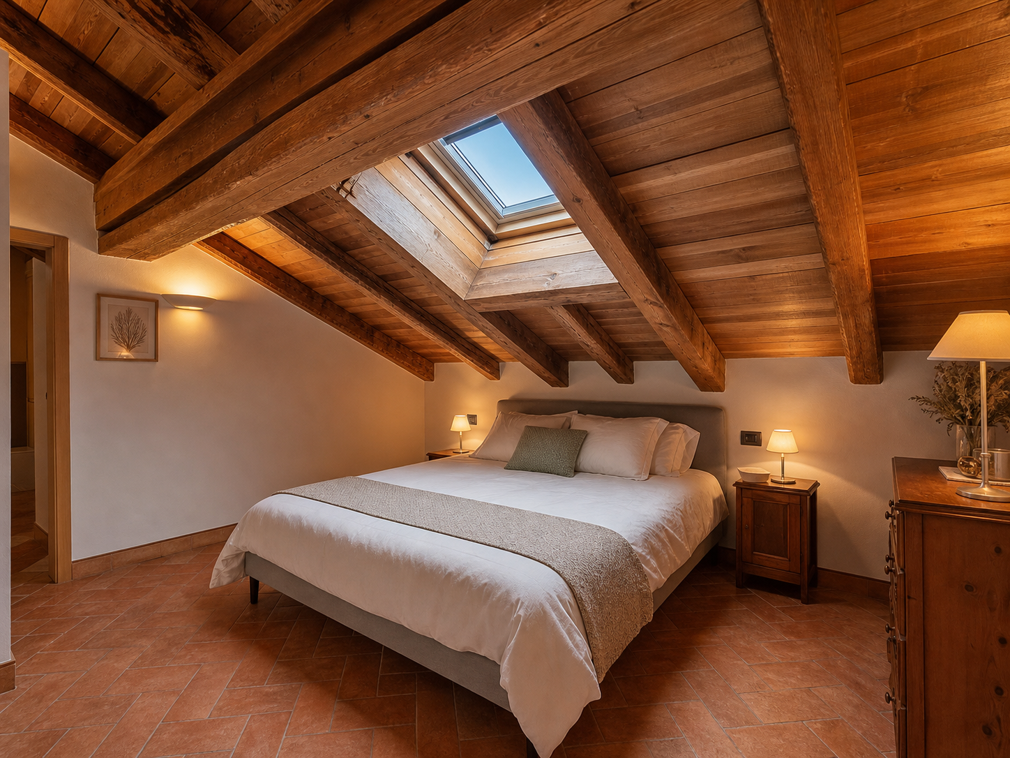 Camera da letto mansardata completata con travi a vista e pavimento in cotto a Terni