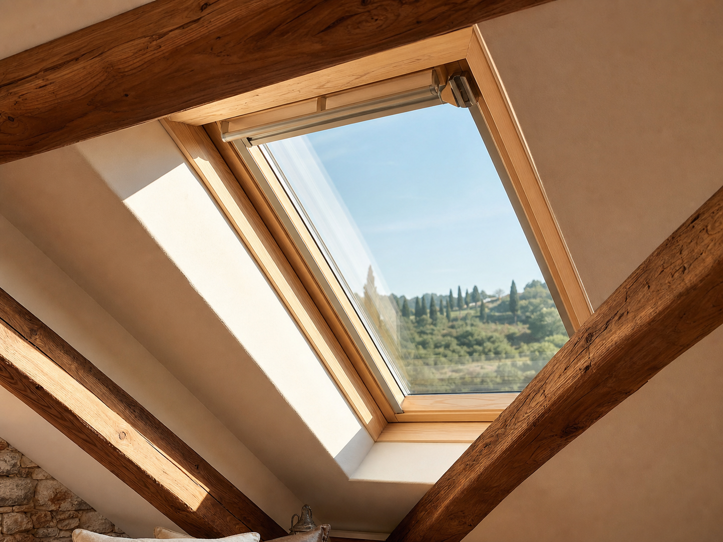 Installazione di un lucernario da tetto Velux in una mansarda con luce naturale